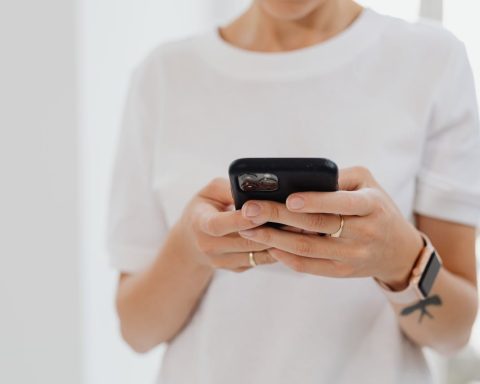 Wie zit erachter het telefoonnummer +31 30 712 57 72